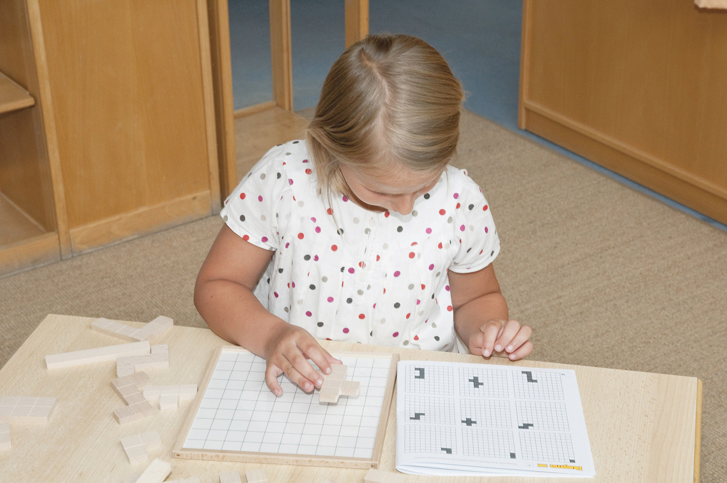 Verflixt und Zugelegt Schülerin spielt Verflixt und Zugelegt