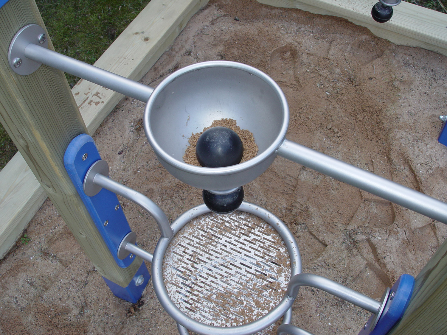 Sandspielgeräte Sandsiebe, Sandsilo und Standpfosten