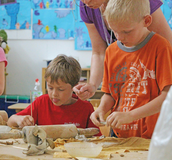 Kinder in der Werkstatt