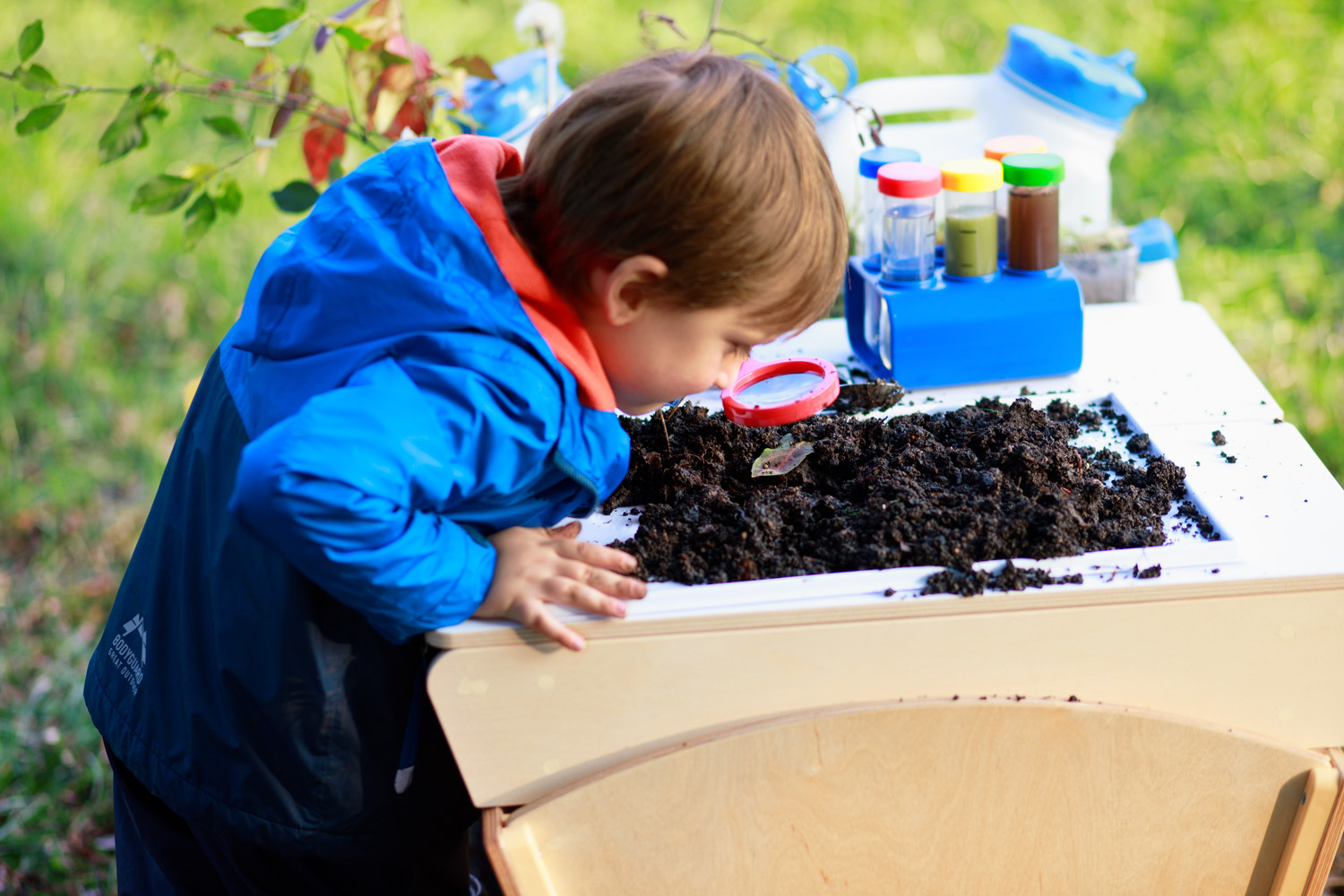 Forschermobil Kind nimmt die Erde auf dem Forschermobil unter die Lupe