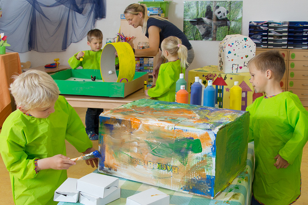 Projekt Hundertwasser Kinder bemalen Kartonagen kunterbunt.