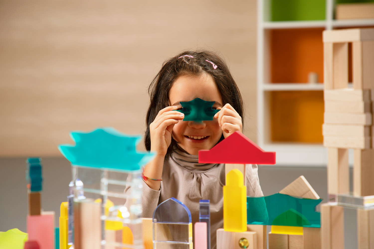 Lichterdächer aus aller Welt Kind spielt mit Lichtdächer aus aller Welt