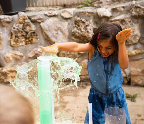 Kind spielt mit der Wasserwerkstatt