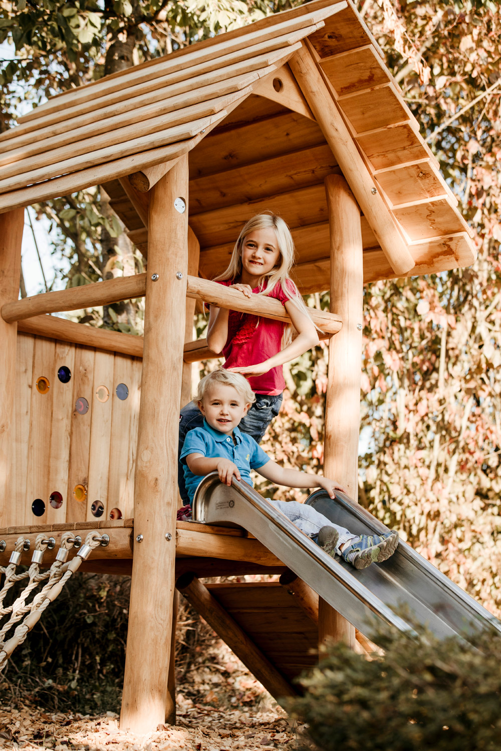 Kinder im Turm mit Rutsche