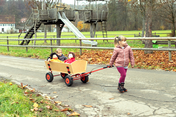 Kinder mit JOYK Puppen