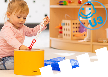 zu den Dusyma Kindergartenmöbeln Kind spielt mit Dusyma Zauberdose