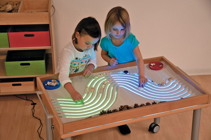 Sandwanne Kinder spielen mit der leuchtenden Sandwanne