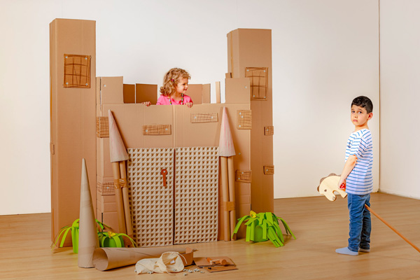 Mitgefühl Kinder erlernen Mitgefühl im Rollenspiel mit einer Ritterburg aus Karton