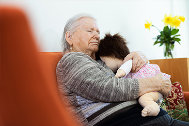 JOYK Empathiepuppe Seniorin umarmt JOYK Empathiepuppe